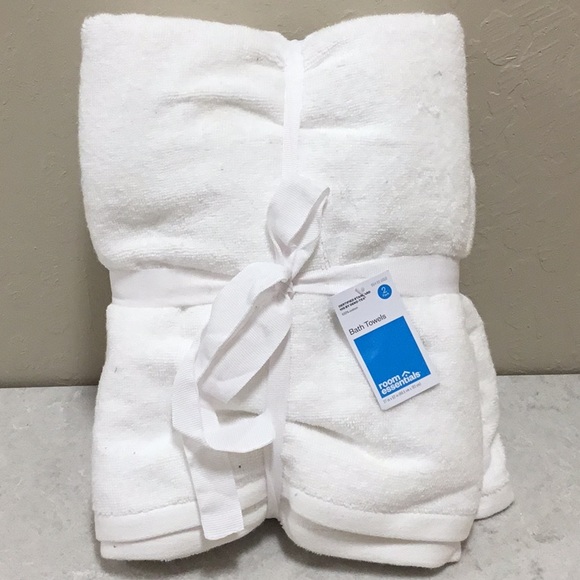 Room Essentials Other - Room Essentials Bath Towels (2) White